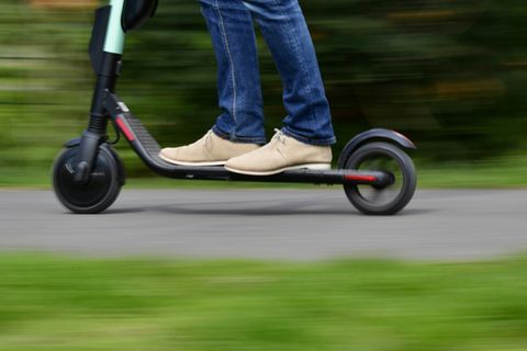 Mann auf einem E-Roller