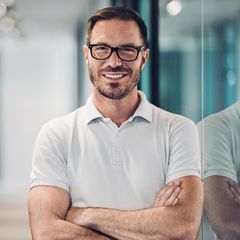 Lächelnder mittlerer Erwachsener im Poloshirt