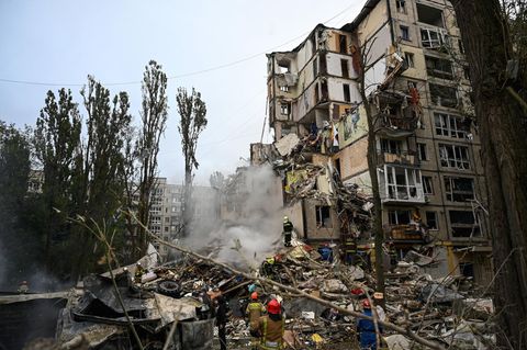 Ein zerstörtes Wohnhaus nach einem russischen Angriff auf Kiew