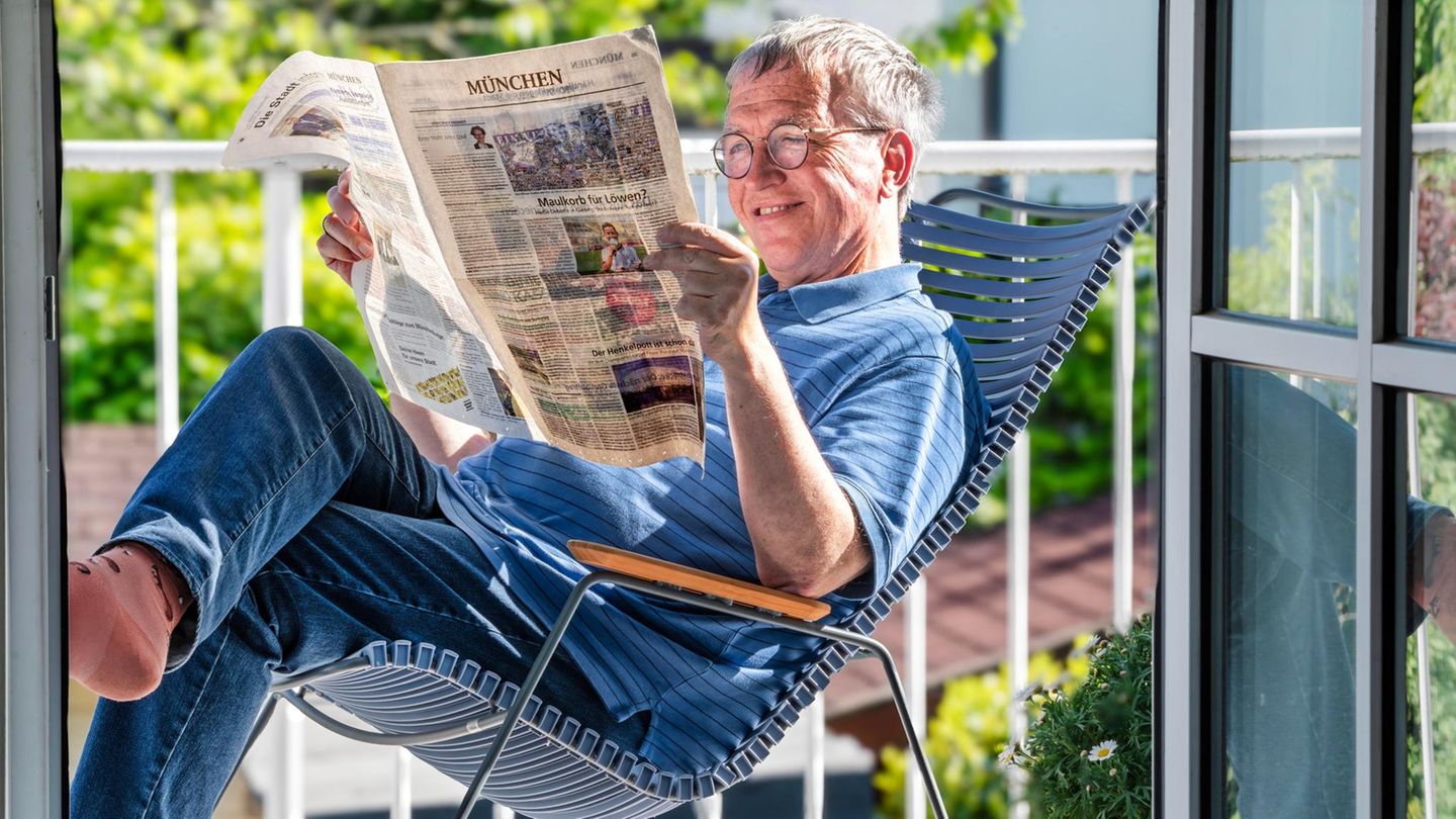 Älterer Mann liest Zeitung