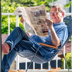 Älterer Mann liest Zeitung