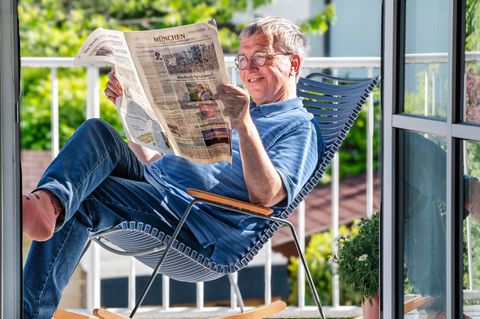 Älterer Mann liest Zeitung