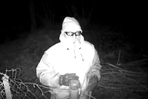 Aufnahme einer Überwachungskamera zeigt einen Mann im weißen Parka
