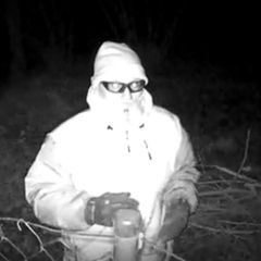 Aufnahme einer Überwachungskamera zeigt einen Mann im weißen Parka