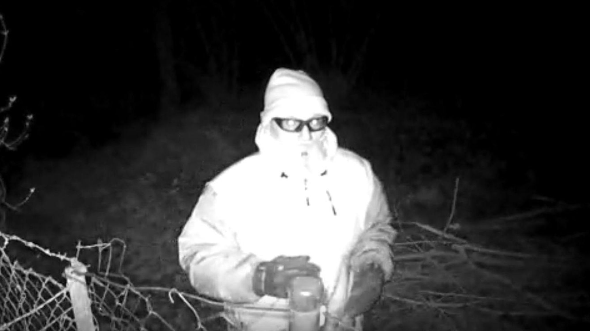 Aufnahme einer Überwachungskamera zeigt einen Mann im weißen Parka