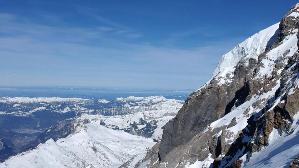 Ein steiler Abhang an einem Berg