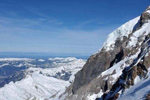 Ein steiler Abhang an einem Berg
