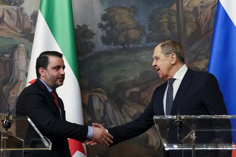 Al-Schaibani (links) und Lawrow in Moskau