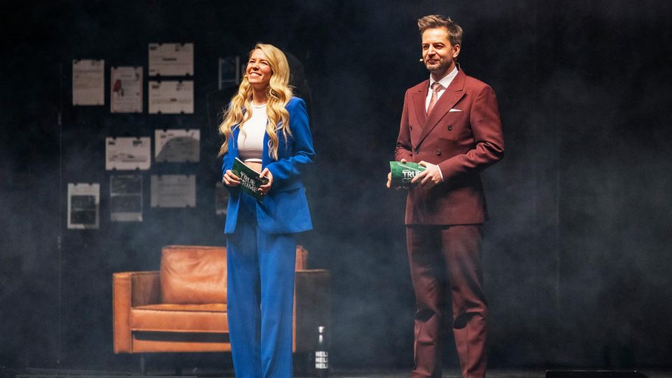 Jacqueline Belle und Alexander Stevens bei ihrer True-Crime-Bühnenshow im Februar in Düsseldorf Jacqueline Belle und Alexander Stevens bei ihrer True-Crime-Bühnenshow im Februar in Düsseldorf