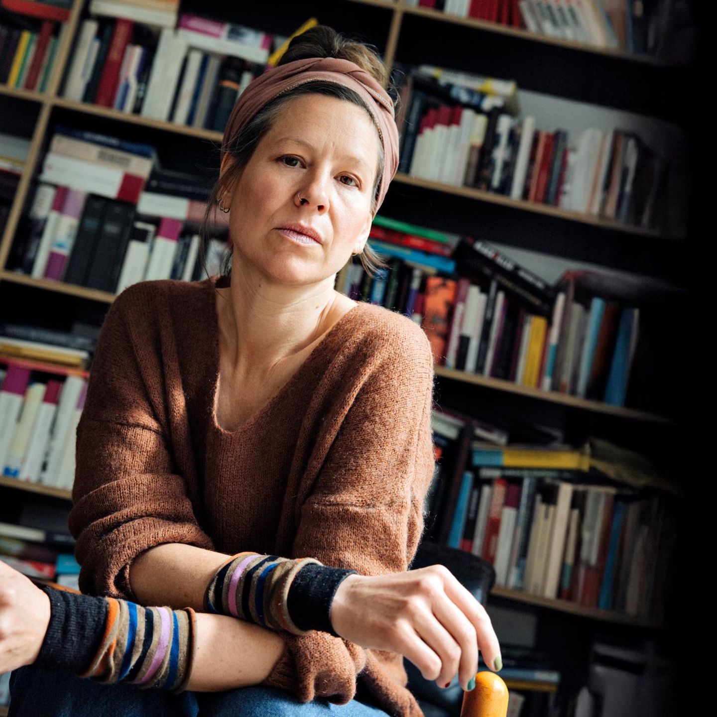 Susanne Kaiser in ihrem Arbeitszimmer vor einem Bücherregal