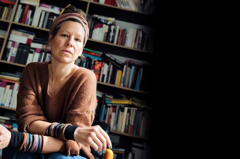 Susanne Kaiser in ihrem Arbeitszimmer vor einem Bücherregal