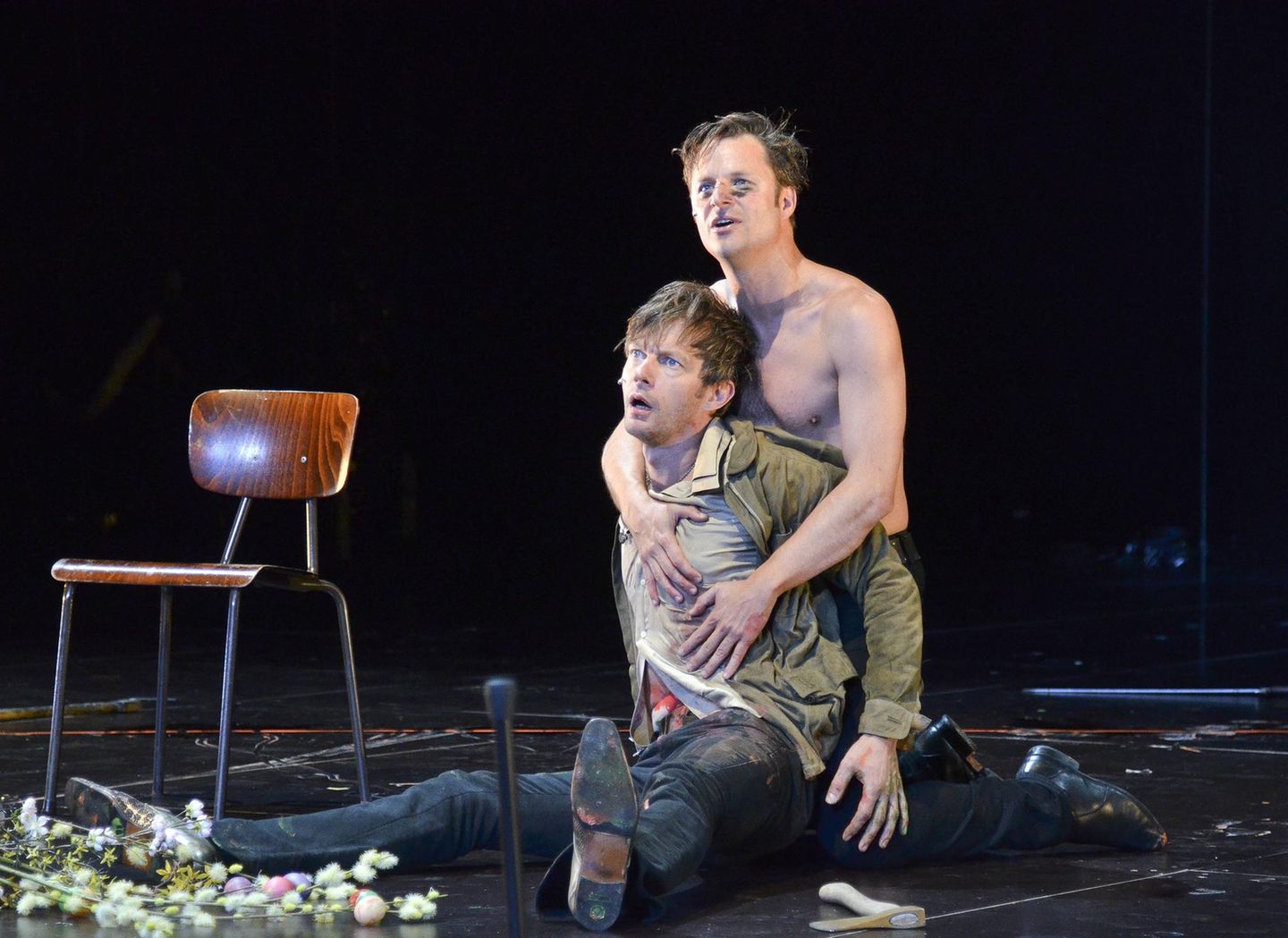 Hochmair mit nacktem Oberkörper und ein Schauspielkollege auf der Bühne