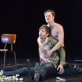 Hochmair mit nacktem Oberkörper und ein Schauspielkollege auf der Bühne