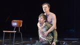 Hochmair mit nacktem Oberkörper und ein Schauspielkollege auf der Bühne