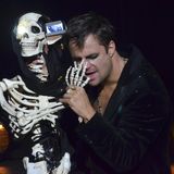 Hochmair bei Theaterproben auf der Bühne