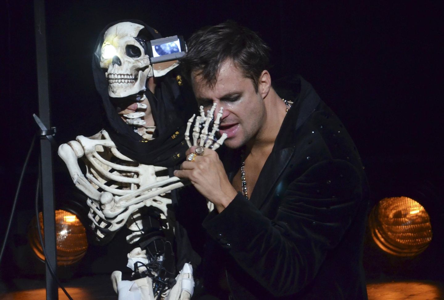 Hochmair bei Theaterproben auf der Bühne