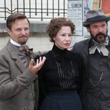 Hochmair, Minichmayr und Sebastian Koch im Kostümfilm stehen nebeneinander