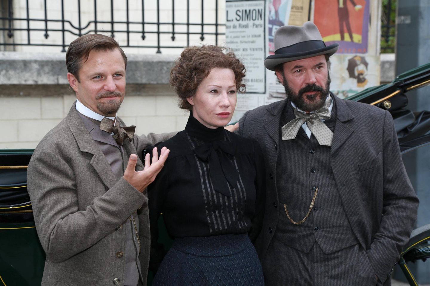 "Madame Nobel" Hochmair, Minichmayr und Sebastian Koch im Kostümfilm stehen nebeneinander