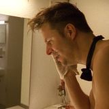 Filmszene, Hochmair telefoniert vor dem Spiegel