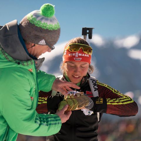 Laura Dahlmeier mit 5 Gold und einer Silbermedaille und Stefan Schwarzbach beim Fotoshooting IBU Biathlon Weltmeisterschaft