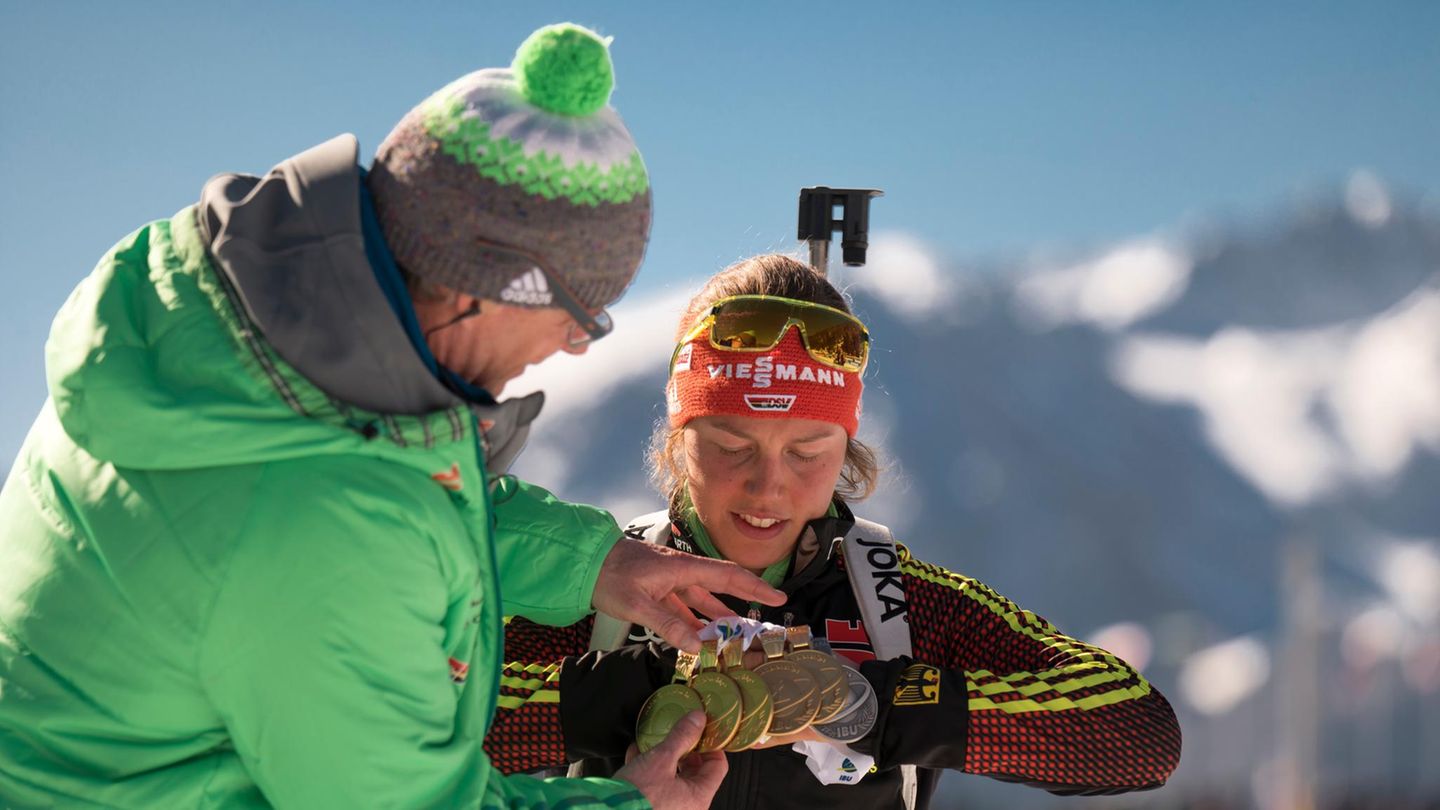 Laura Dahlmeier mit 5 Gold und einer Silbermedaille und Stefan Schwarzbach beim Fotoshooting IBU Biathlon Weltmeisterschaft