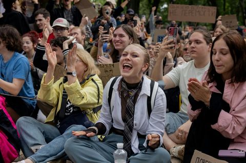 Demonstranten in Kiew freuen sich über das neue Gesetz
