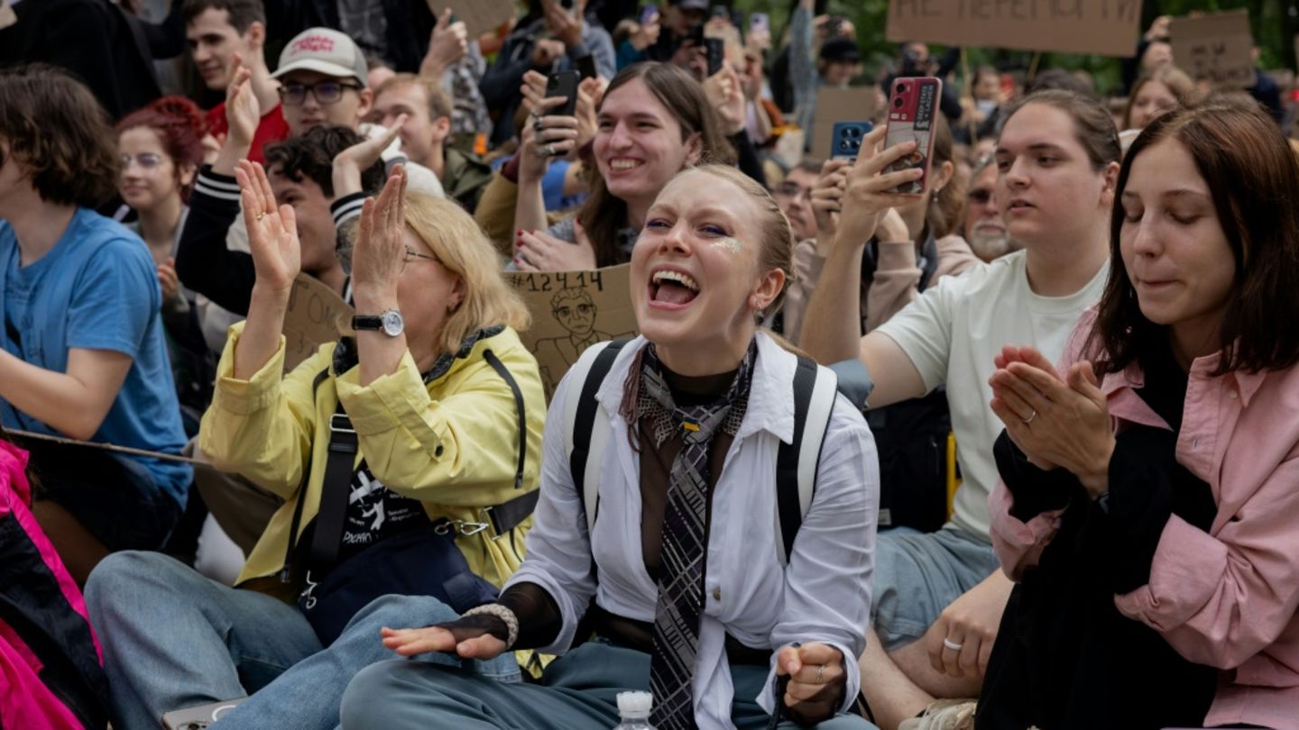 Demonstranten in Kiew freuen sich über das neue Gesetz