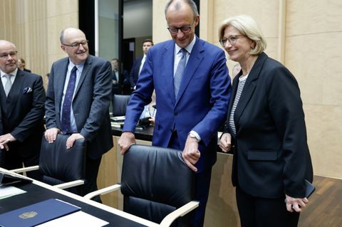Merz (3.v.l.) und Rehlinger im Bundesrat