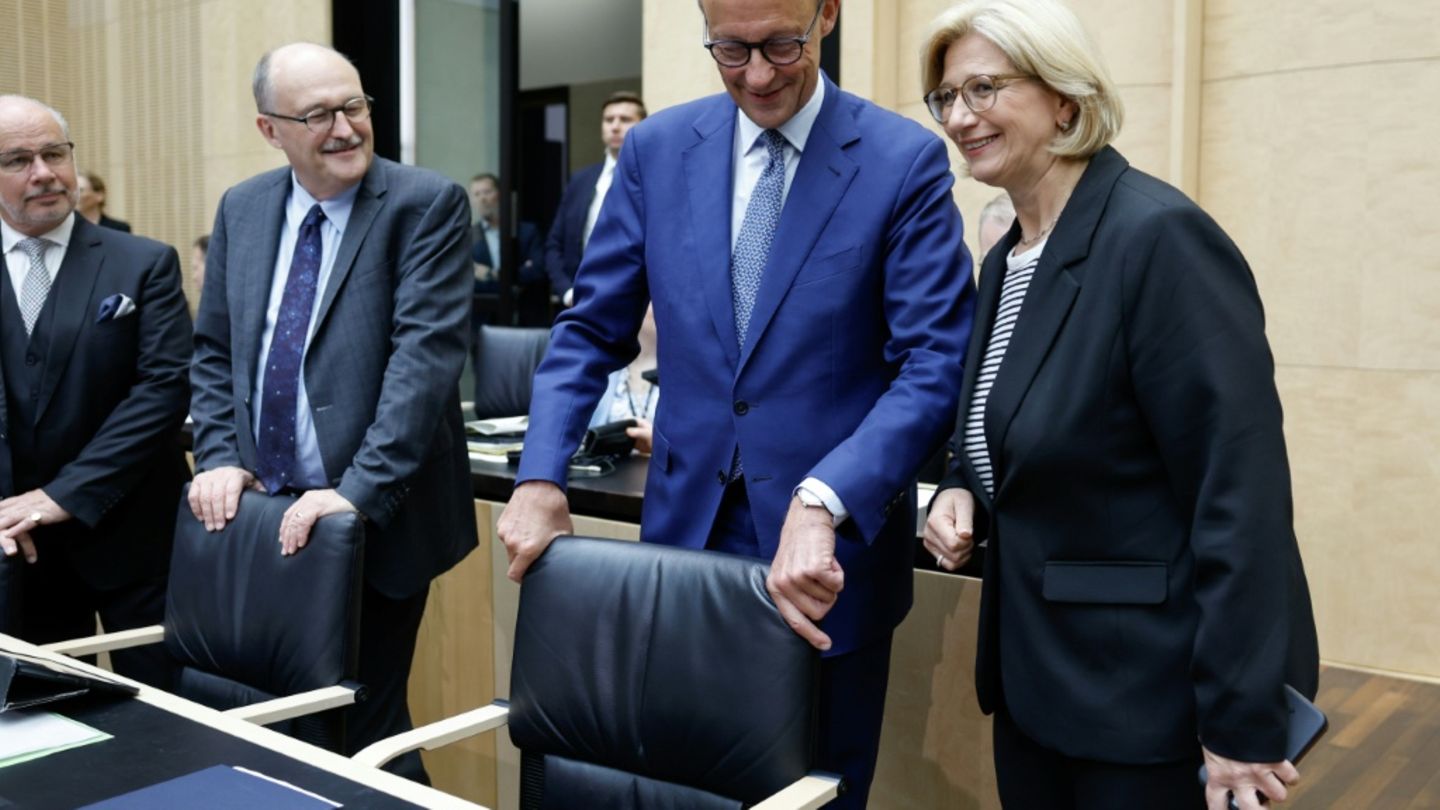 Merz (3.v.l.) und Rehlinger im Bundesrat