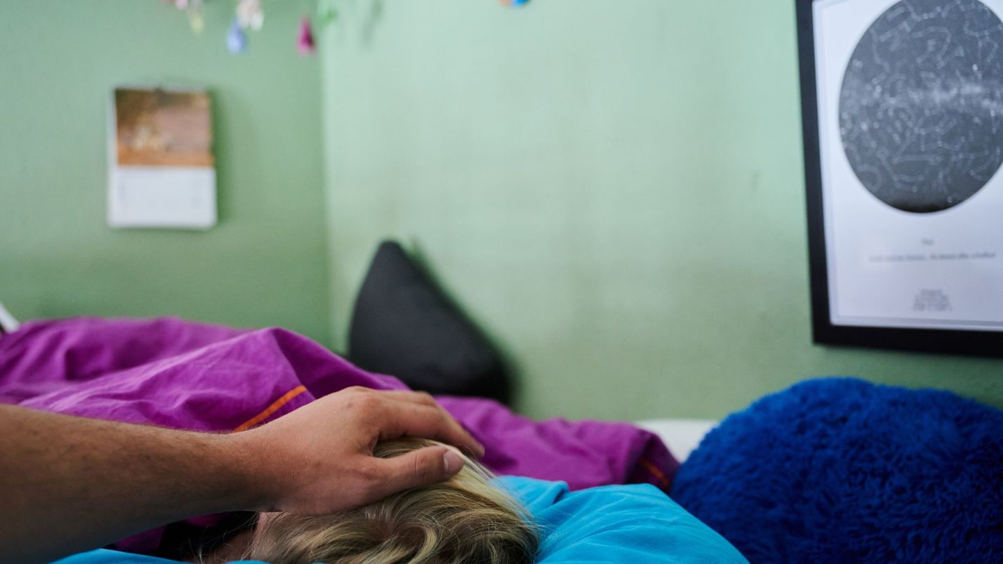 Period of childage: mothers stay at home much more often for sick child than fathers