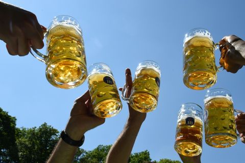 Besucher in Biergarten