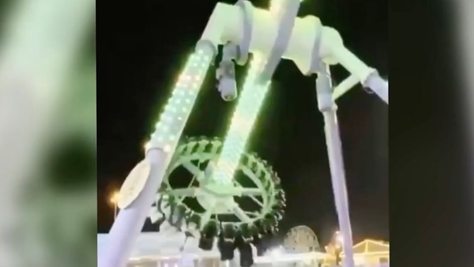 Ein bunt beleuchtetes Fahrgeschäft in Saudi-Arabien mitten in der Fahrt.
