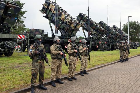 Soldaten vor Patriot-Batterien zur Flugabwehr