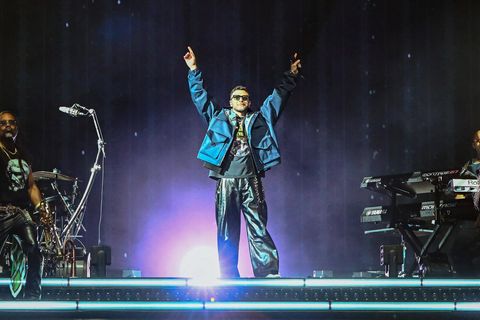 Justin Timberlake tanzt auf der Bühne nach Zeckenstich