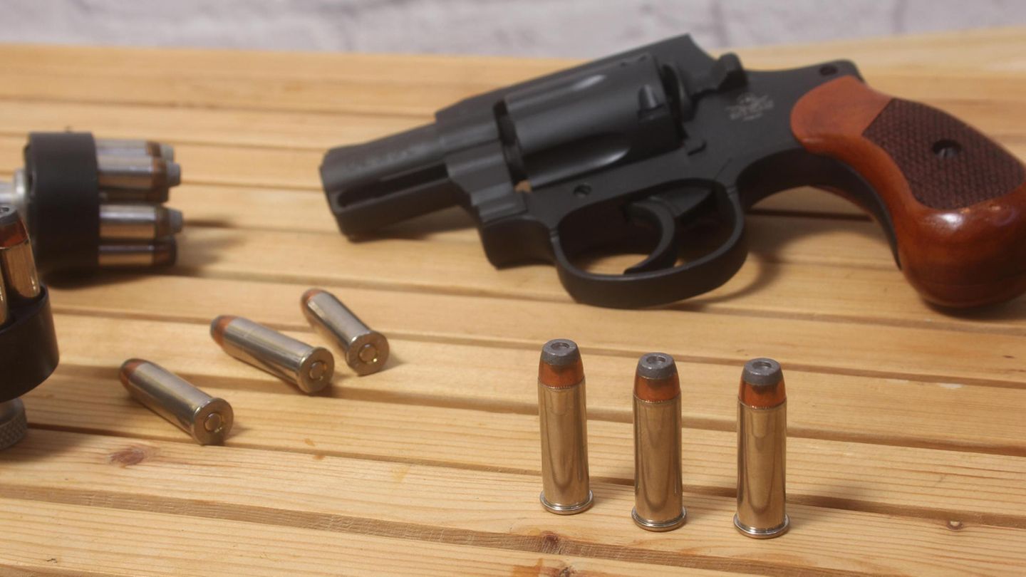 Extremists in Germany have legal thousands of weapons