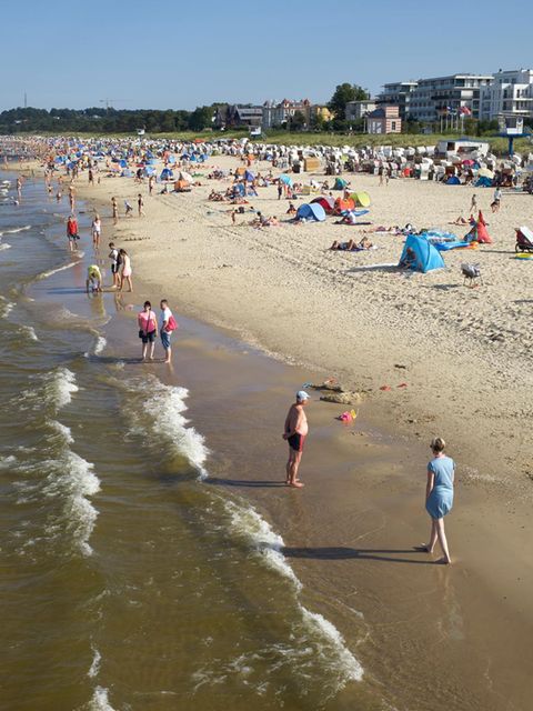 Badegäste am Ostseestrand