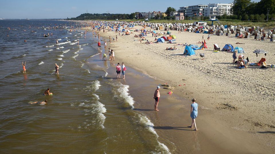 Badegäste am Ostseestrand