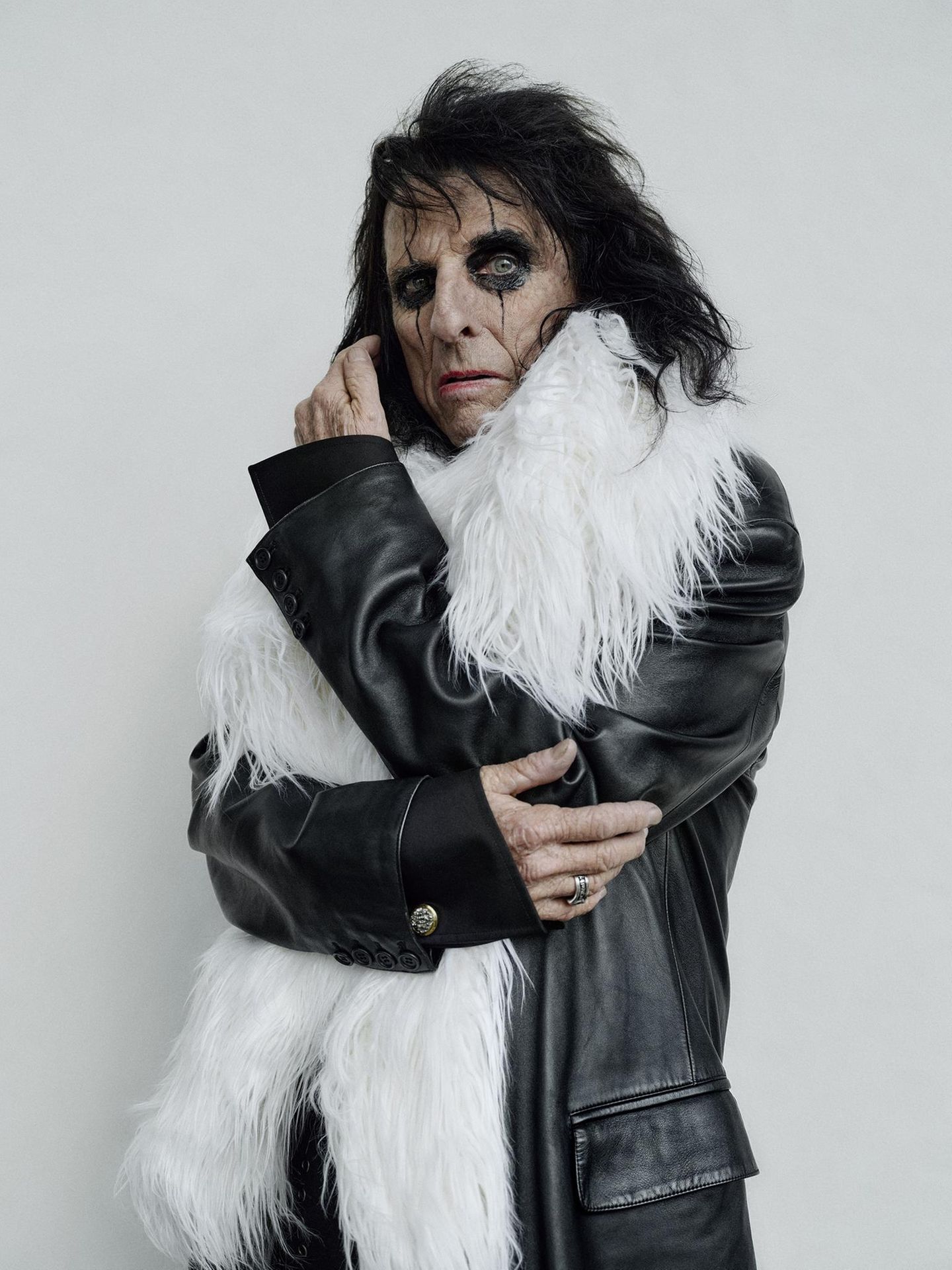 Bryan Adams – die Ausstellung: Alice Cooper mit schwarzem Augen-Make-Up und weißer Federboa