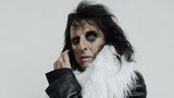 Bryan Adams – die Ausstellung: Alice Cooper mit schwarzem Augen-Make-Up und weißer Federboa