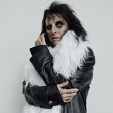 Bryan Adams – die Ausstellung: Alice Cooper mit schwarzem Augen-Make-Up und weißer Federboa
