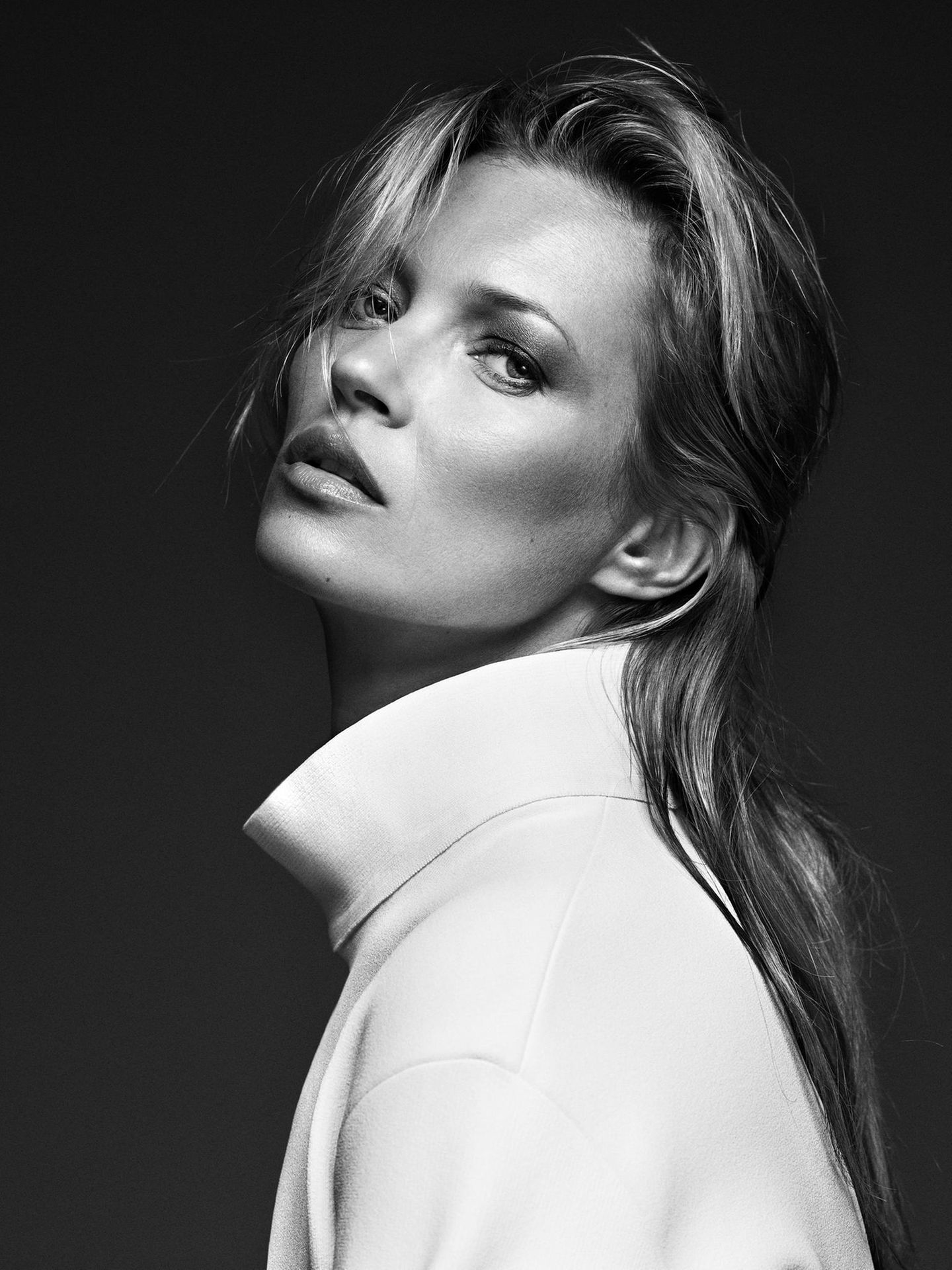 Bryan Adams – die Ausstellung: Kate Moss blickt mit nach hinten geneigten Kopf in die Kamera