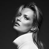 Bryan Adams – die Ausstellung: Kate Moss blickt mit nach hinten geneigten Kopf in die Kamera