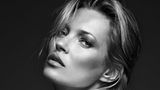 Bryan Adams – die Ausstellung: Kate Moss blickt mit nach hinten geneigten Kopf in die Kamera
