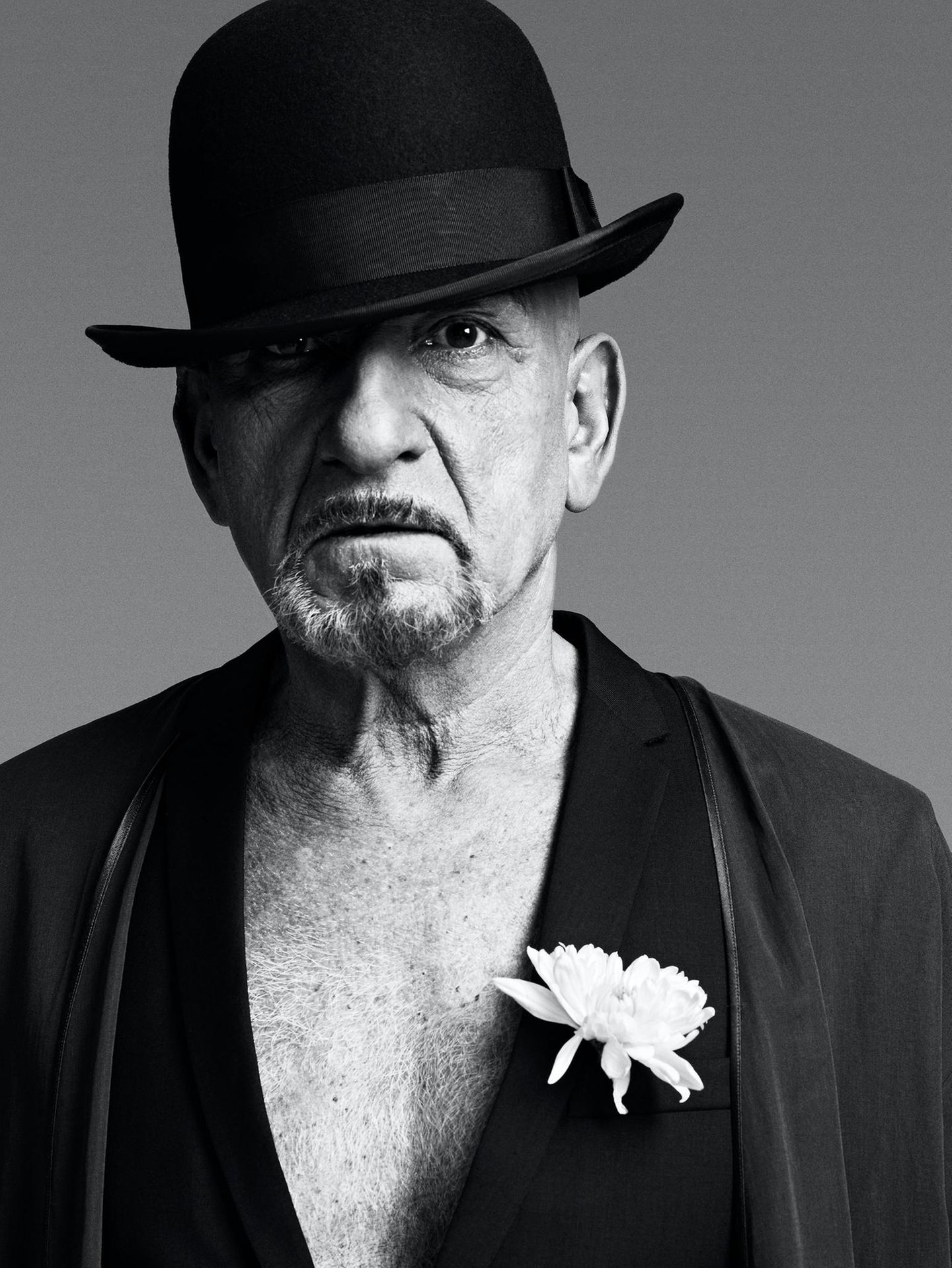 Bryan Adams, die Ausstellung. Porträt von Sir Ben Kingsley mit Melone und weißer Ansteckblume