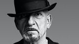 Bryan Adams, die Ausstellung. Porträt von Sir Ben Kingsley mit Melone und weißer Ansteckblume