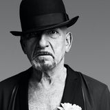 Bryan Adams, die Ausstellung. Porträt von Sir Ben Kingsley mit Melone und weißer Ansteckblume
