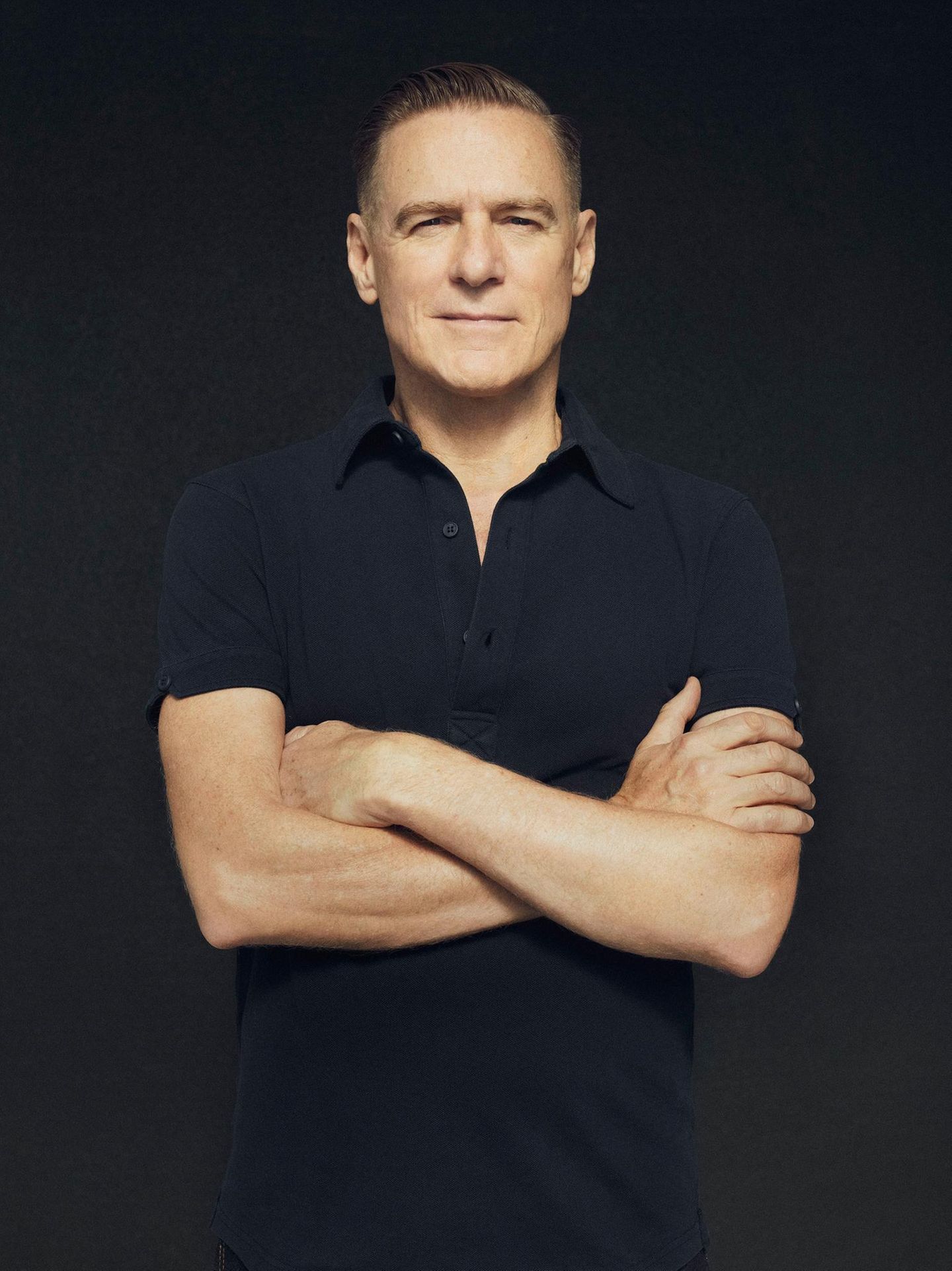 Bryan Adams im Porträt mit verschränkten Armen Bryan Adams im Porträt mit verschränkten Armen