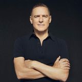 Bryan Adams im Porträt mit verschränkten Armen