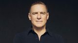 Bryan Adams im Porträt mit verschränkten Armen