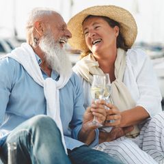 Älteres Paar stößt an ohne an ihre Erben und Kinder zu denken